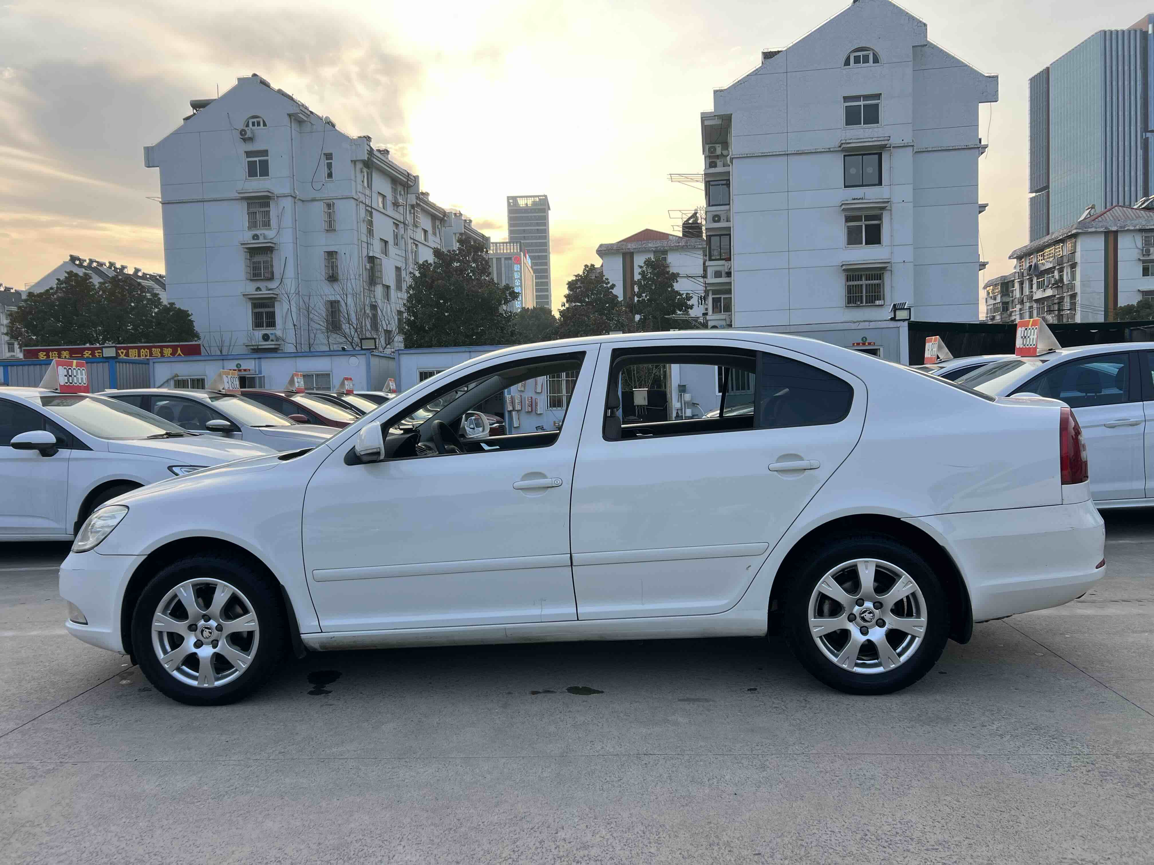Skoda Octavia 2015 car image #6