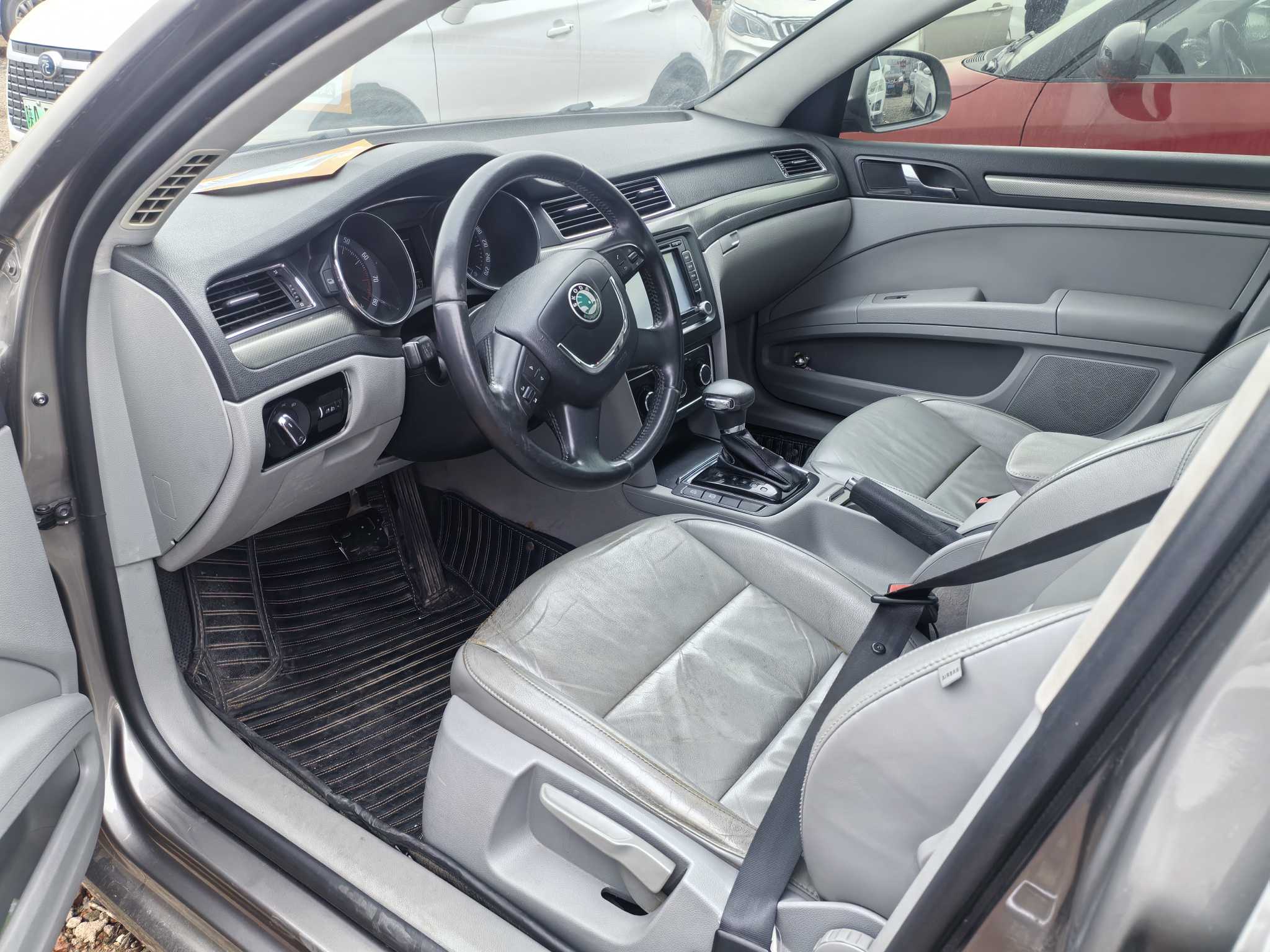 Skoda Superb 2013 car image #6