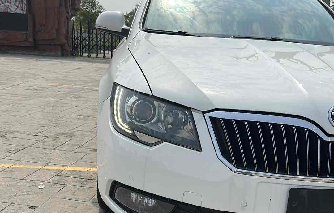 Skoda Superb Combi 2014 car image #6