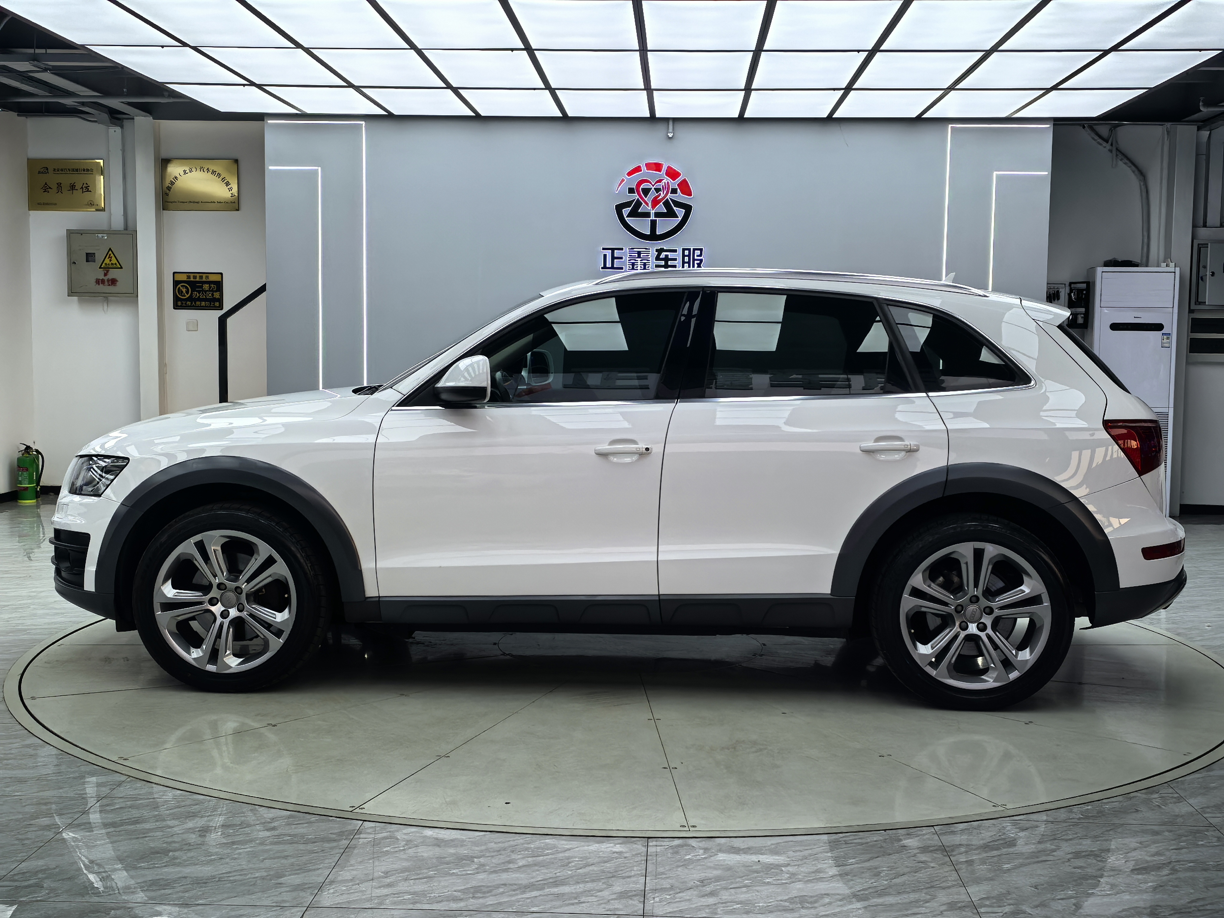 Audi Q5 (Imported) 2011 #6 Audi Q5 (Imported) 2011 car image #6