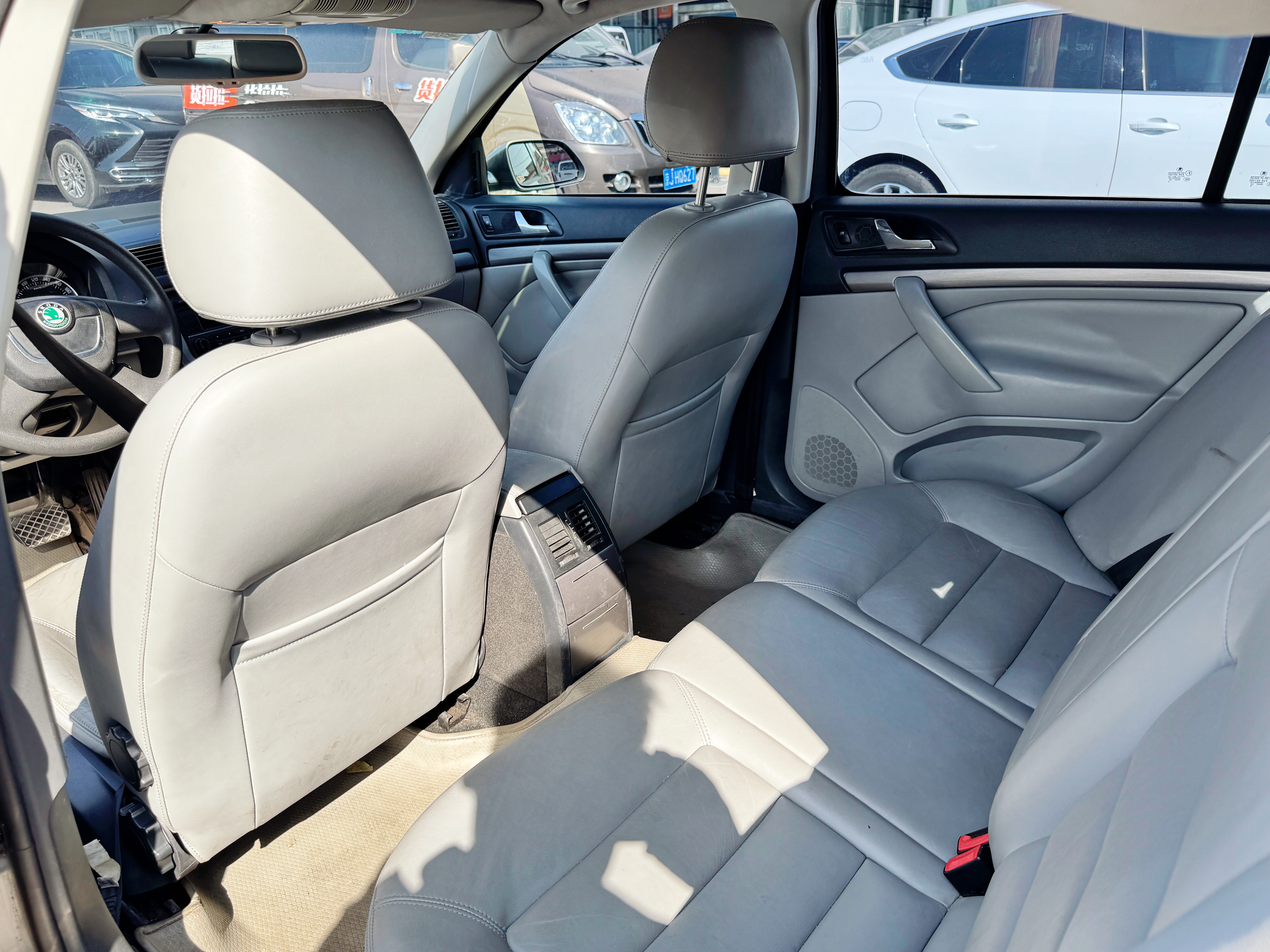 Skoda Octavia 2010 car image #6