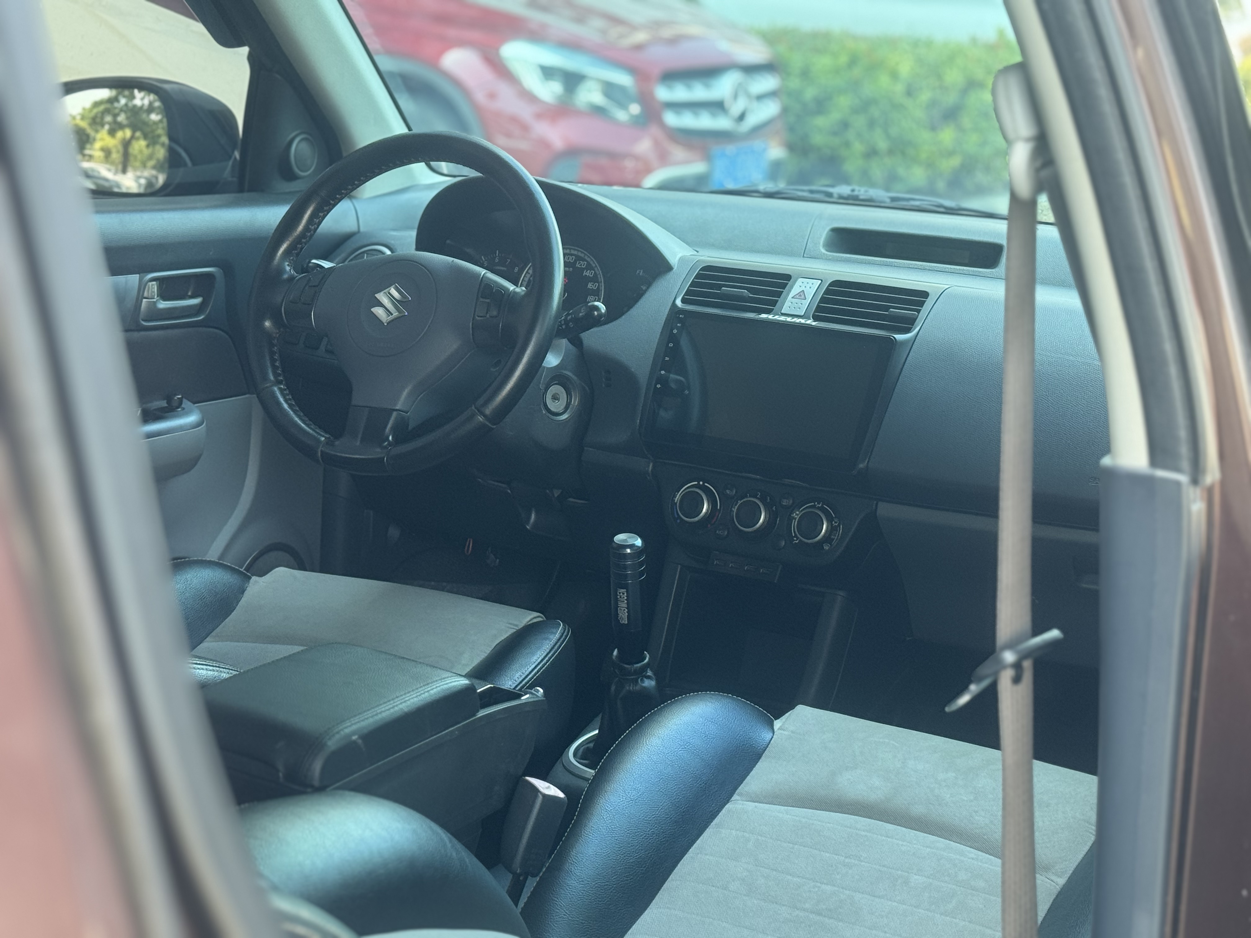 Suzuki Swift 2011 car image #6