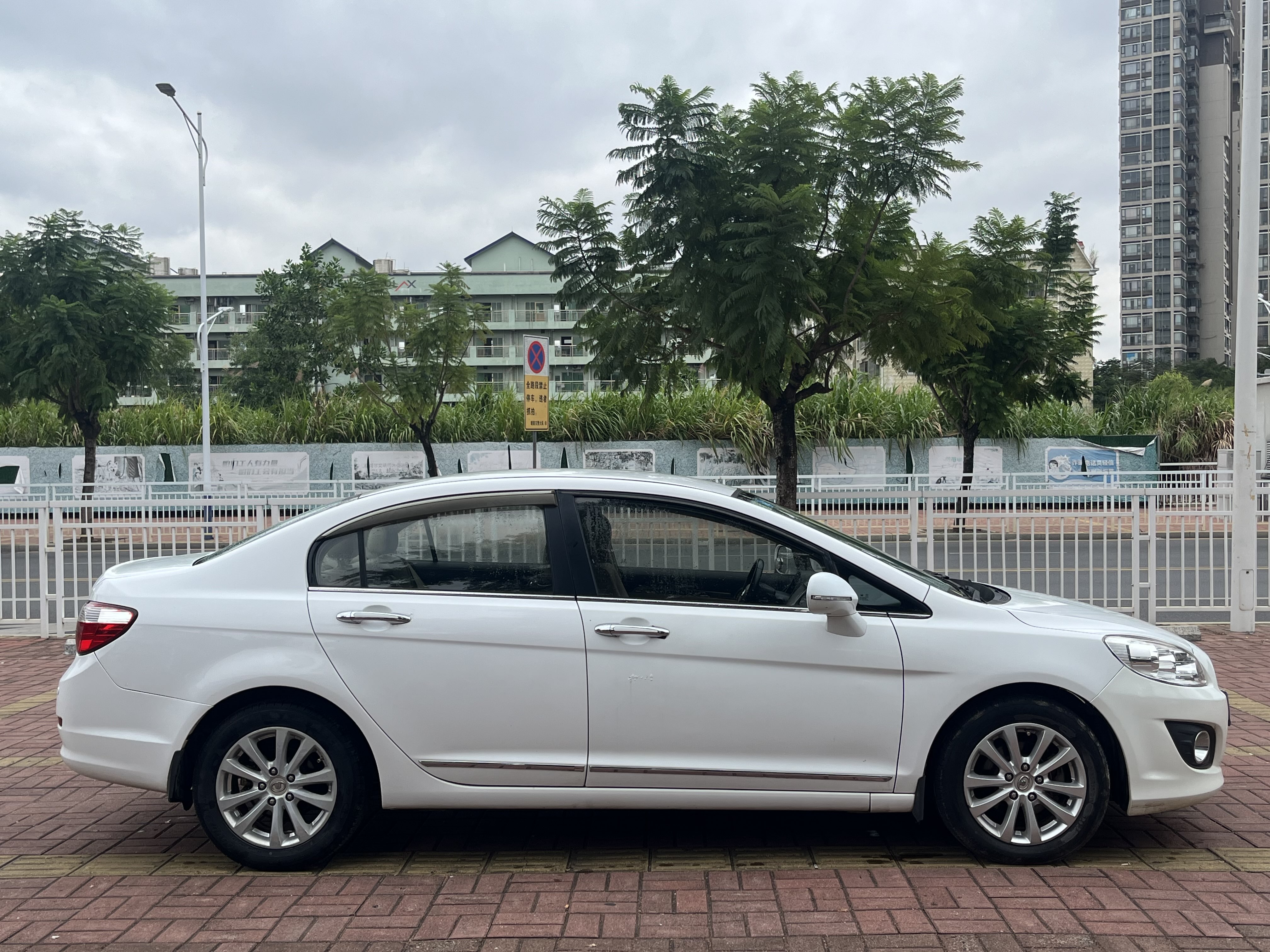 Great Wall C50 2012 car image #6