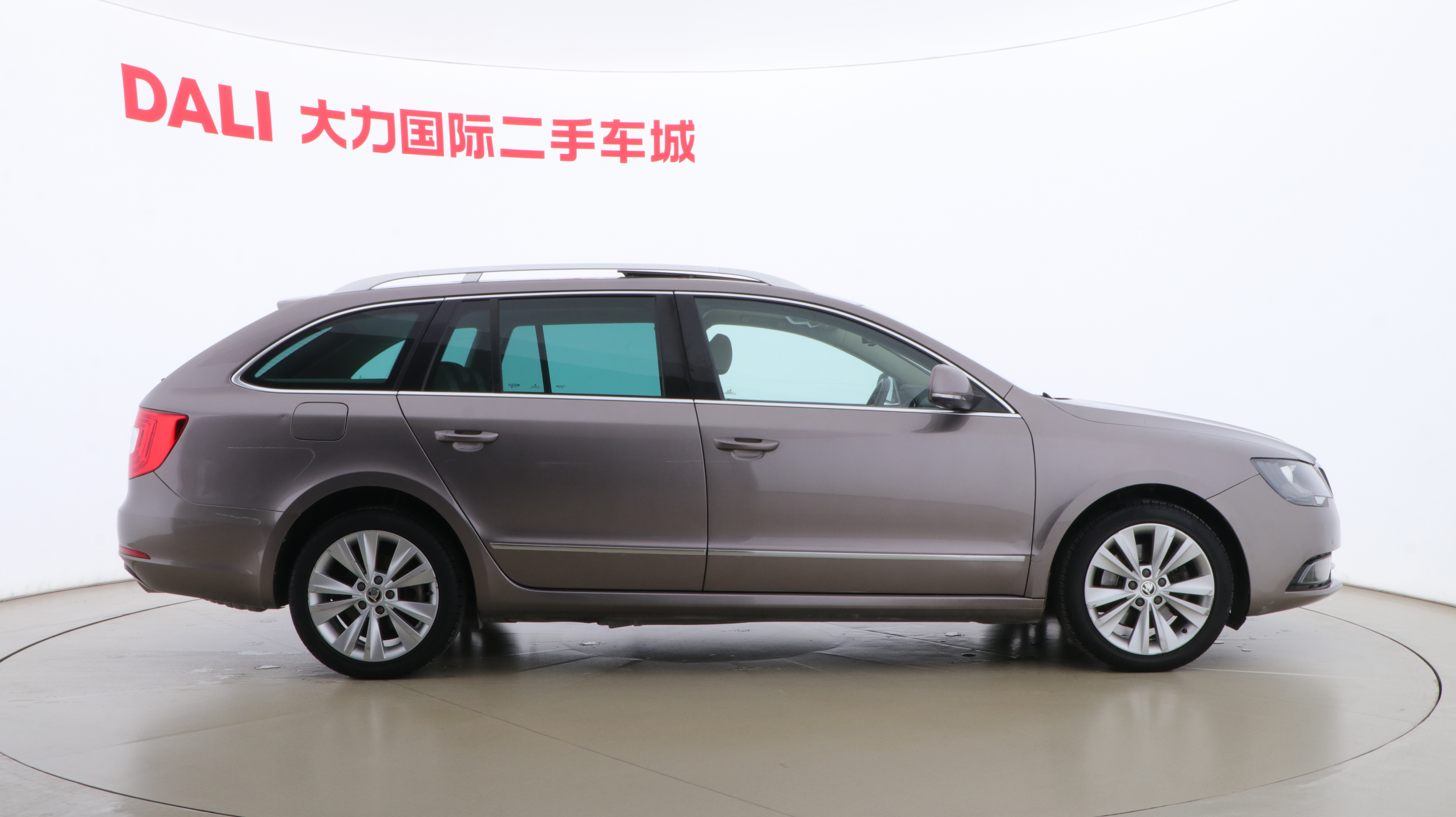 Skoda Superb Combi 2014 car image #6