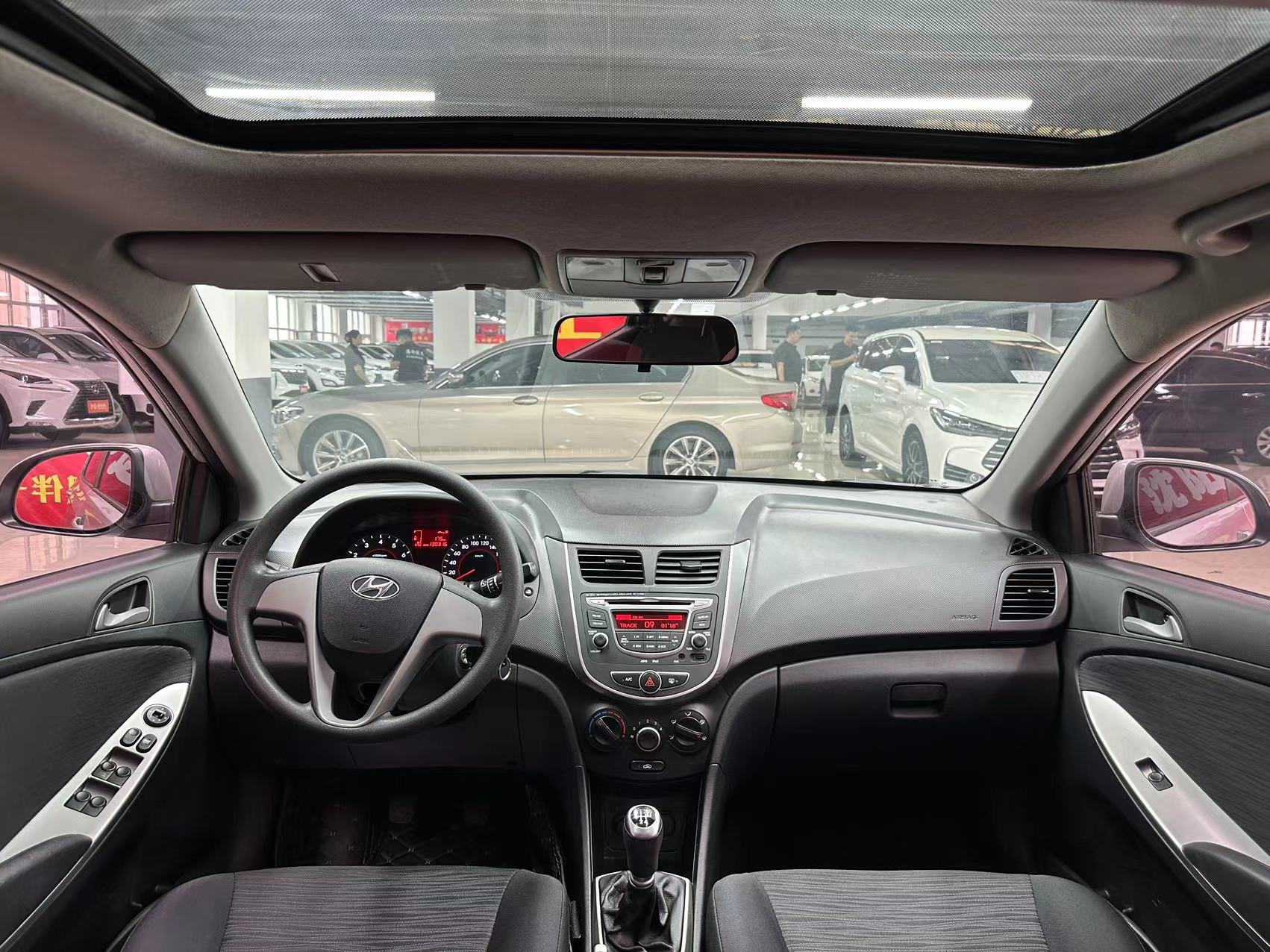 Hyundai Reina Hatchback 2015 car image #6