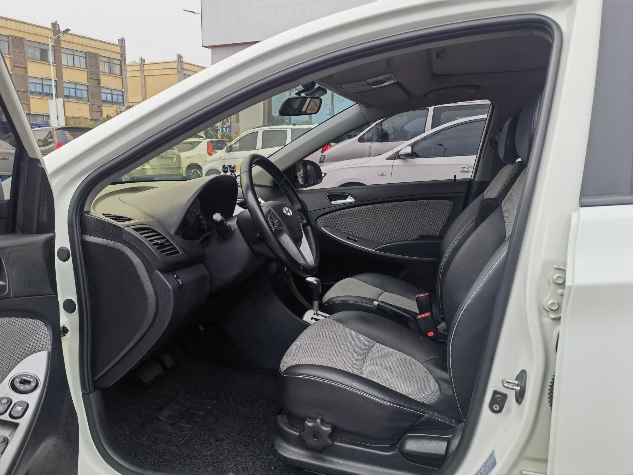 Hyundai Reina Hatchback 2016 imagem de carro #6