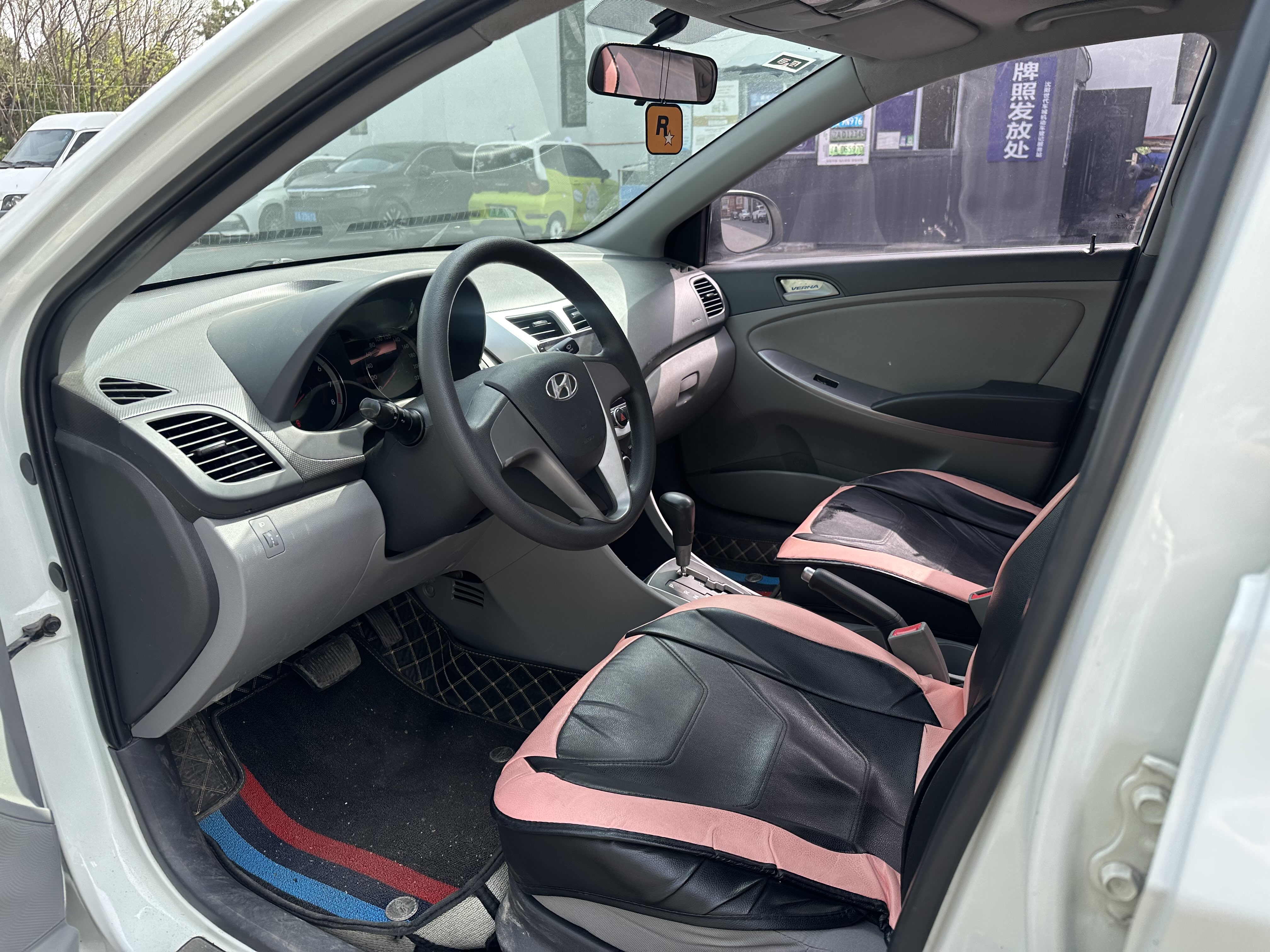 Hyundai Reina 2014 car image #6