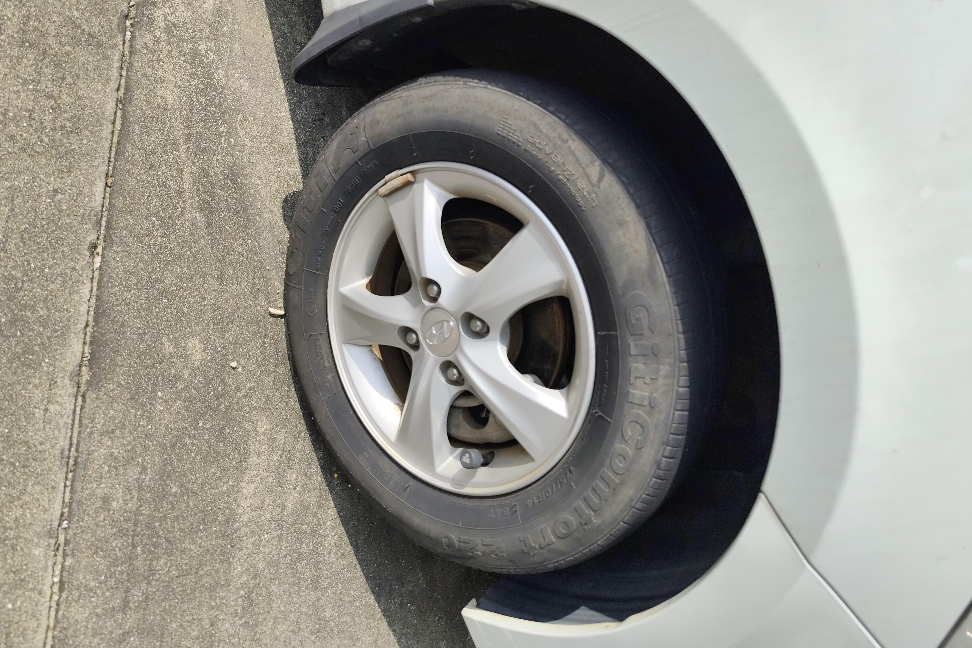 Hyundai Reina 2016 car image #6