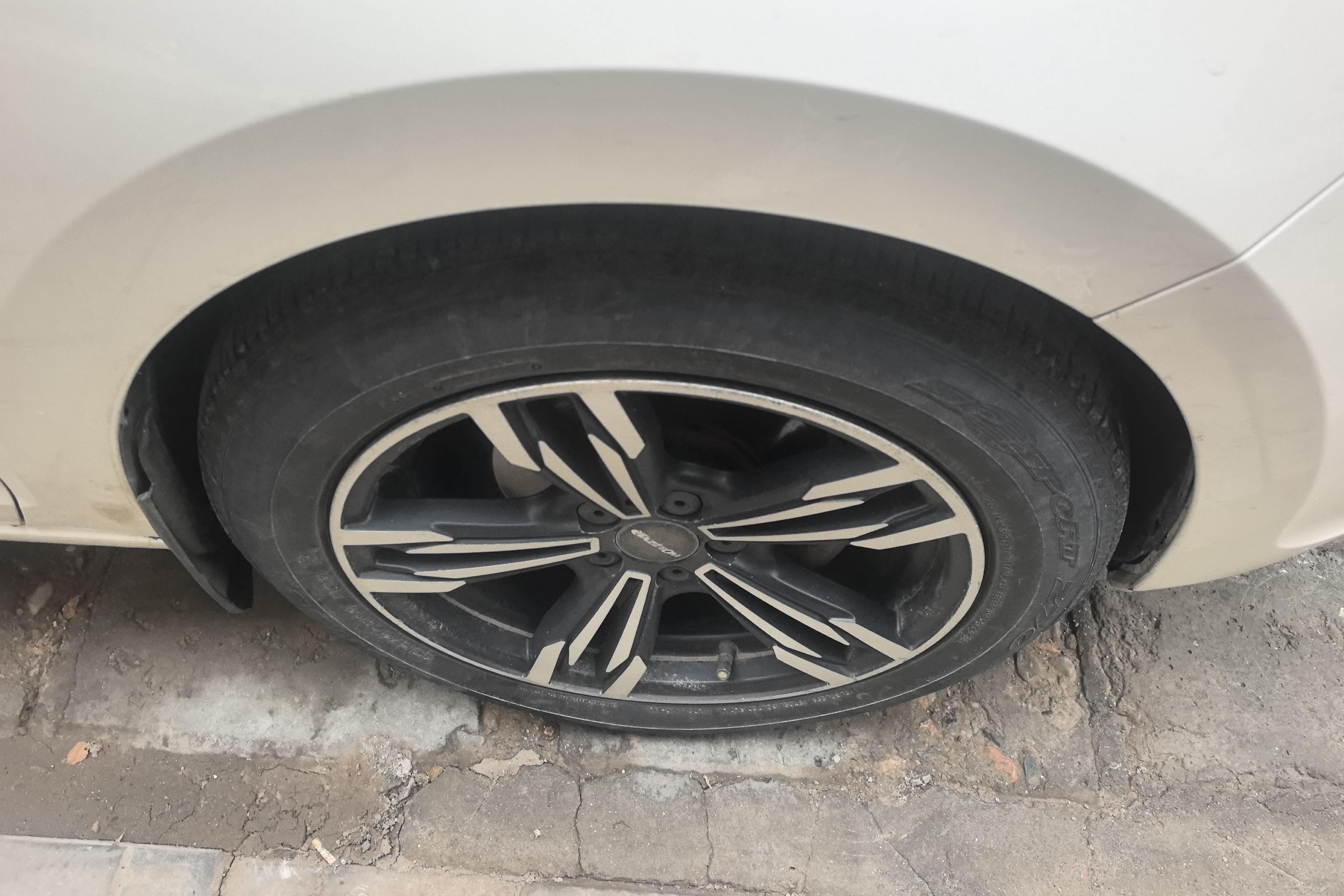 Skoda Rapid Spaceback 2016 car image #6