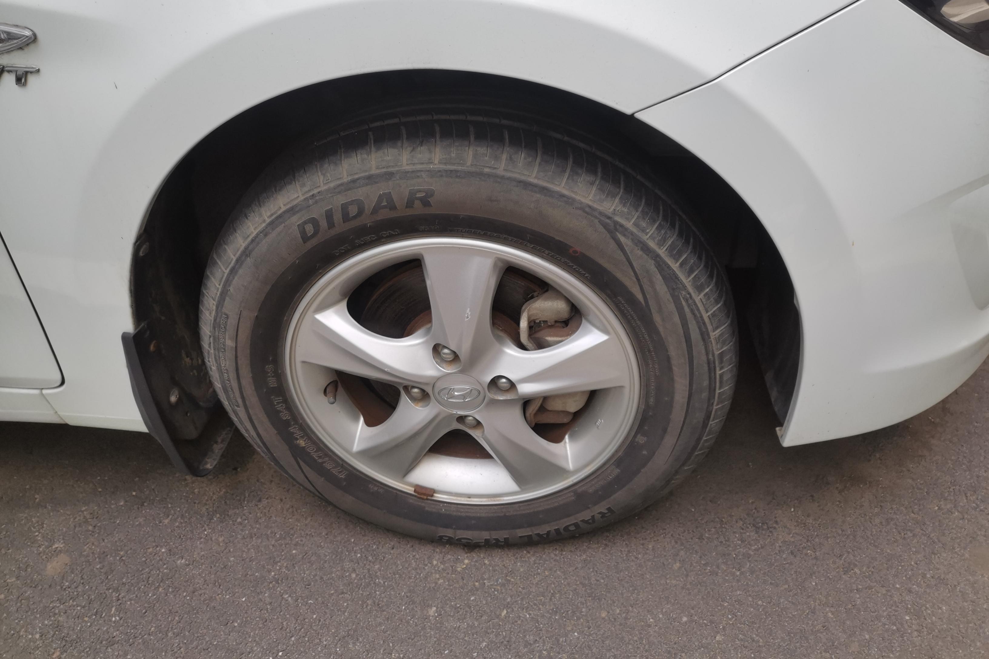 Hyundai Reina 2015 car image #6