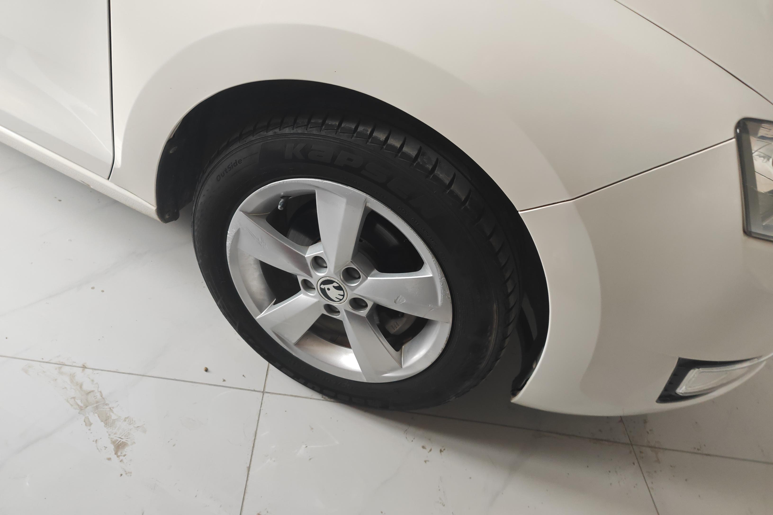 Skoda Rapid Spaceback 2017 car image #6