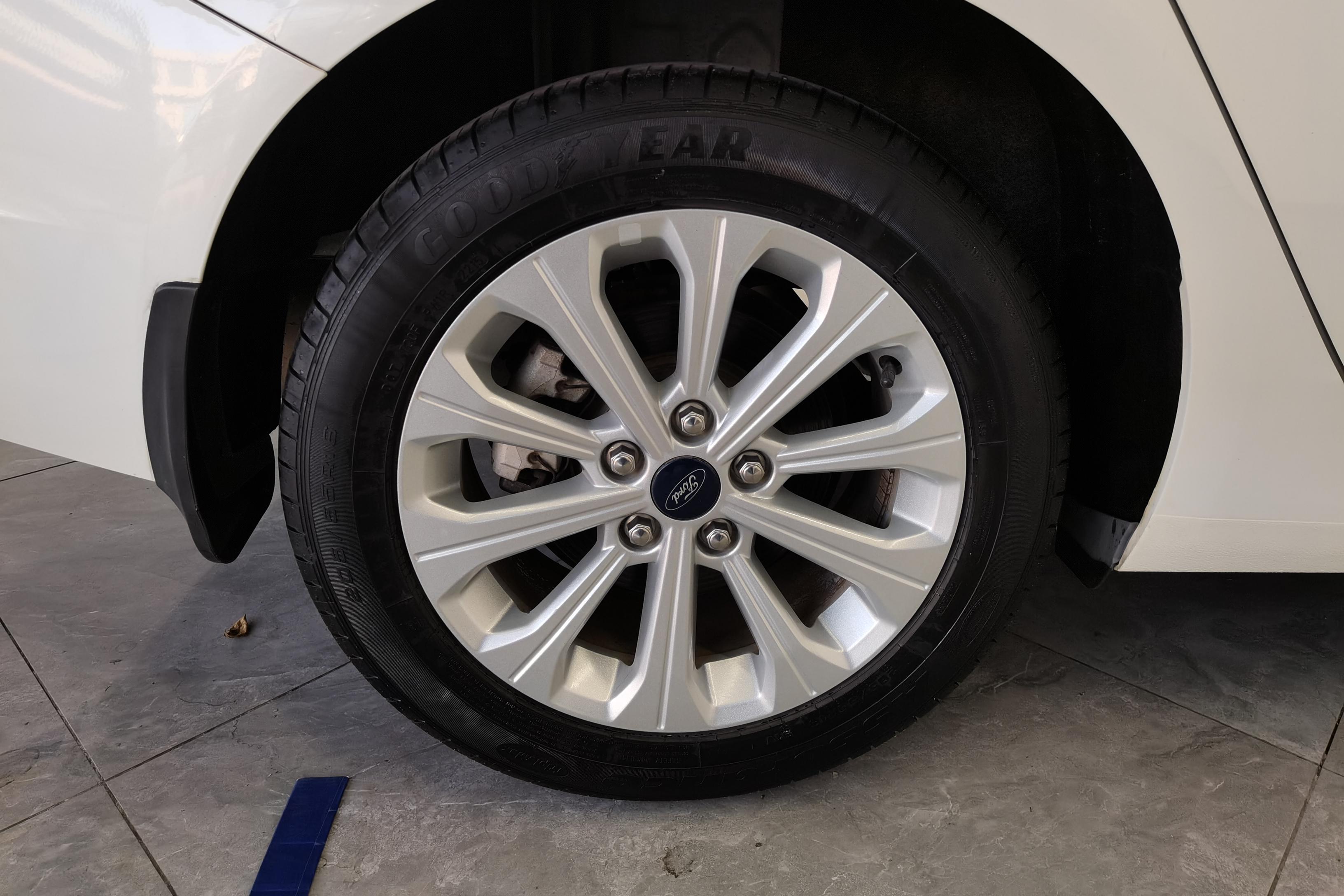 Ford Escort 2015 car image #6