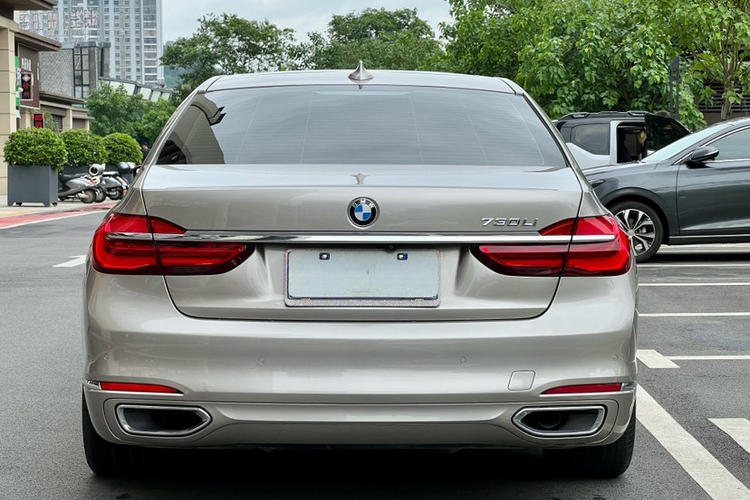 BMW M760Le 2017 #6 BMW M760Le 2017 car image #6