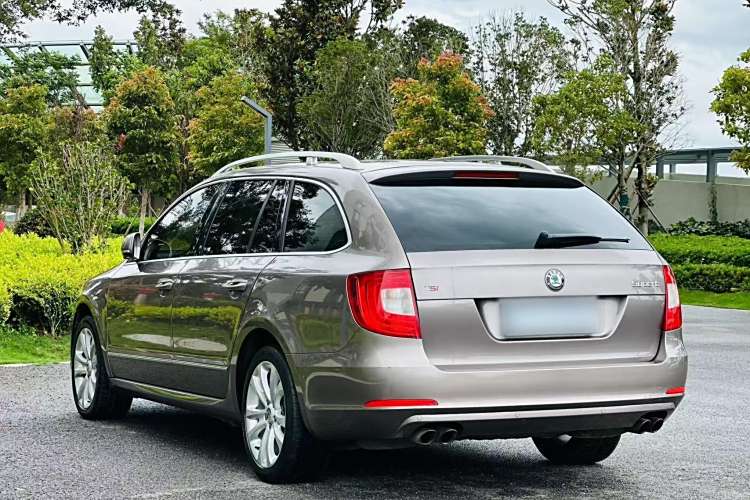 Skoda Superb Combi 2015 car image #6