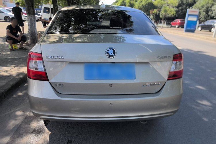 Skoda Rapid 2017 car image #6