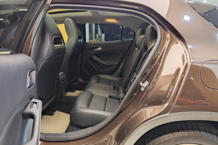 Mercedes-Benz GLA Class 2018 immagine di auto #6