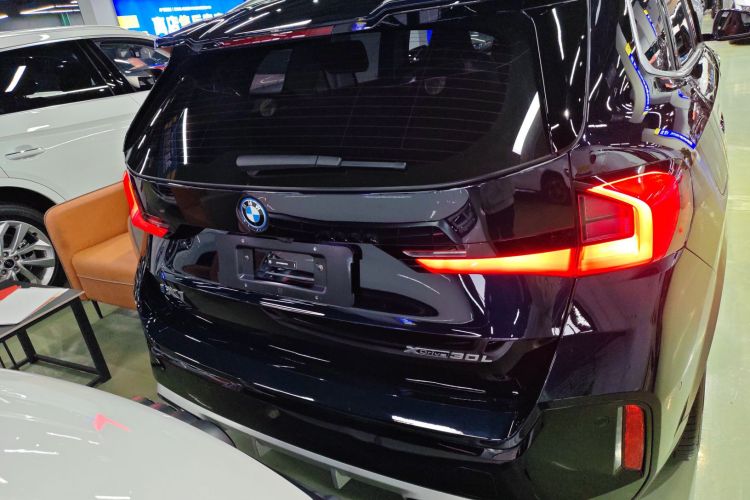 BMW iX1 2023 car image #6