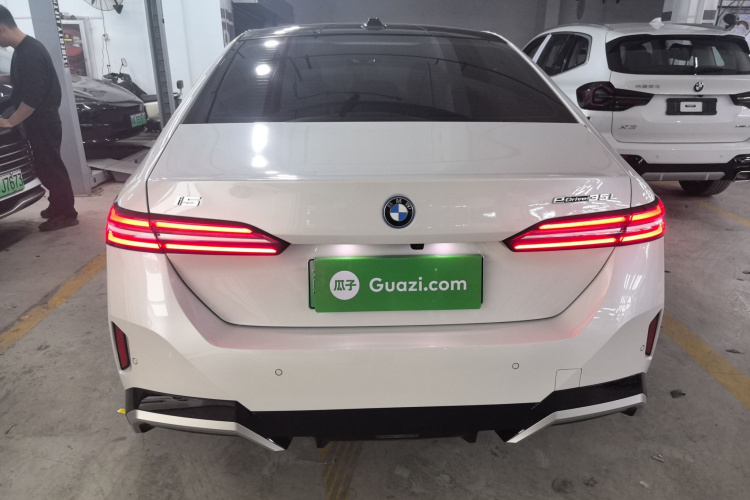 BMW i5 M60 2024 car image #6