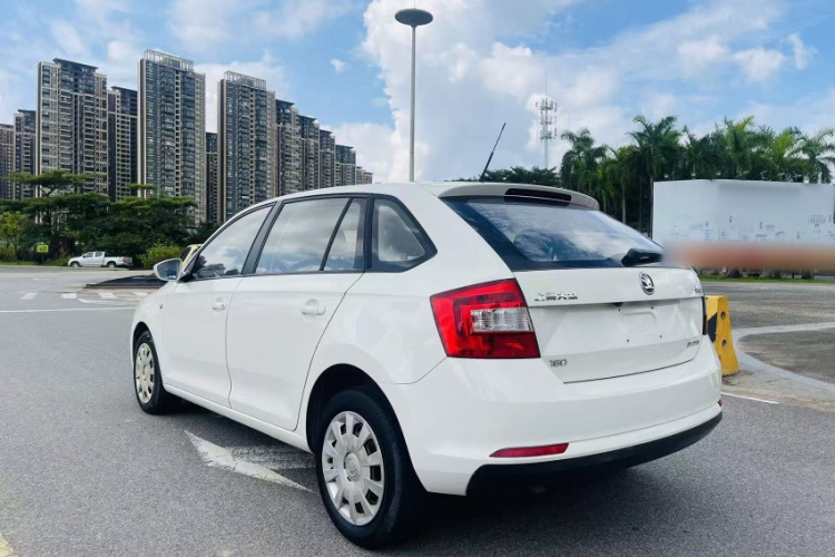 Skoda Rapid Spaceback 2016 car image #6