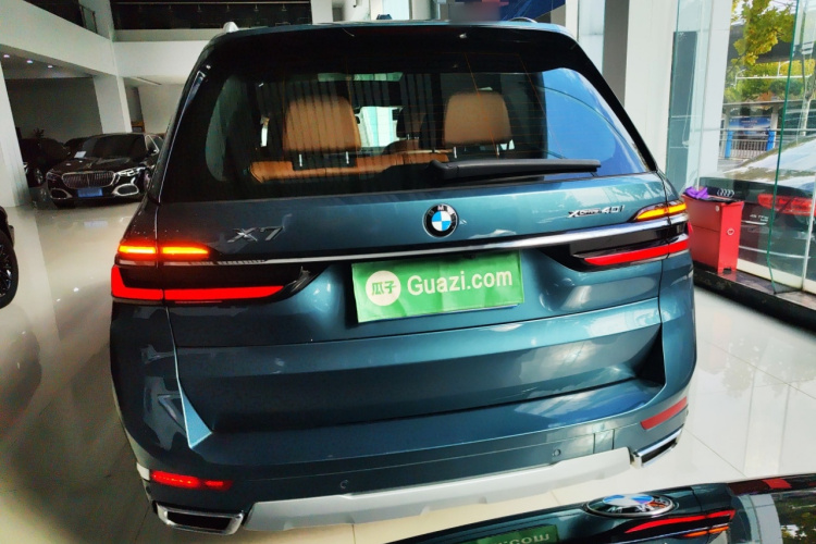 BMW X7 2023 car image #6