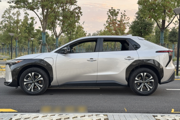 Toyota bZ4X 2022 immagine di auto #6