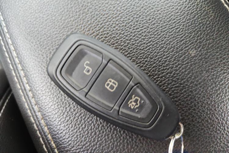 Ford Kuga 2017 car image #6