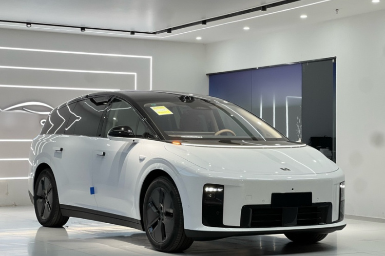 Li i8 2025 image de voiture #6