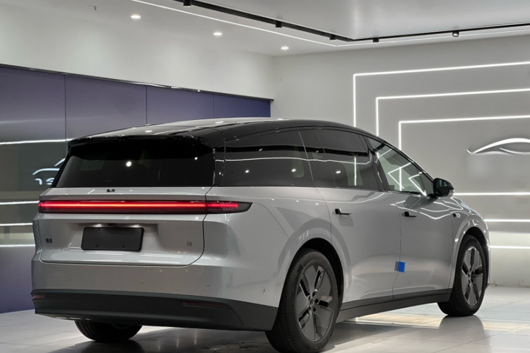 Li i8 2025 image de voiture #6