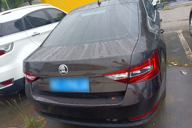 Skoda Superb 2018 car image #6