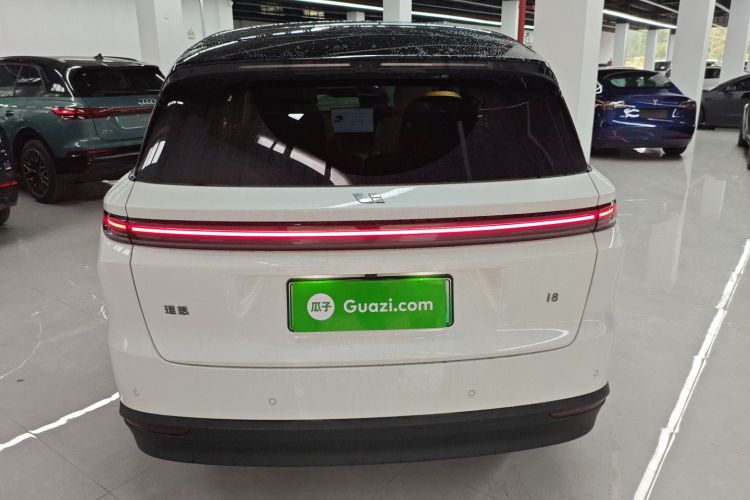 Li i8 2025 image de voiture #6