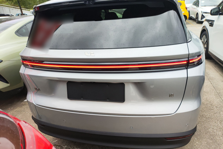 Li i8 2025 image de voiture #6