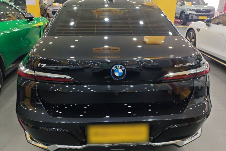 BMW i7 M70L 2024 car image #6