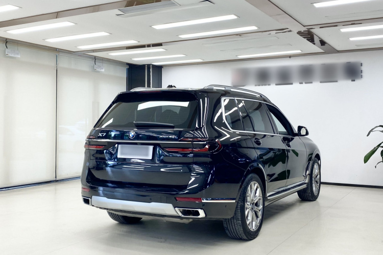 BMW X7 M60i 2024 car image #6