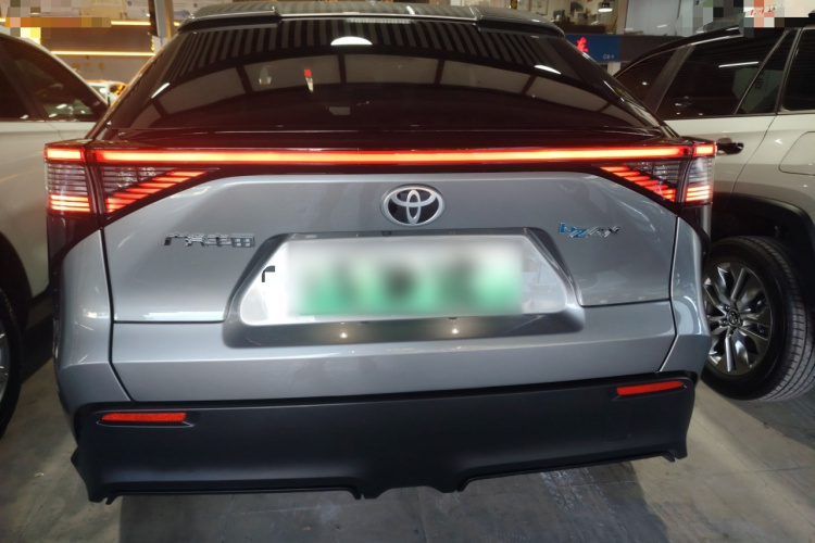 Toyota bZ4X 2023 immagine di auto #6