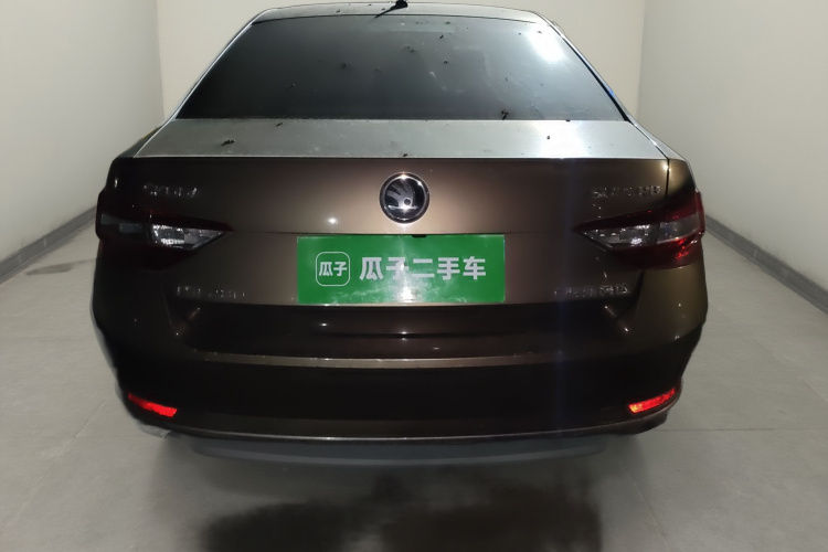 Skoda Superb 2019 car image #6