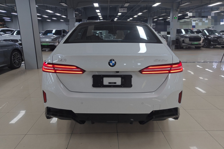BMW 5 Series 2025 #6 BMW 5 Series 2025 car image #6