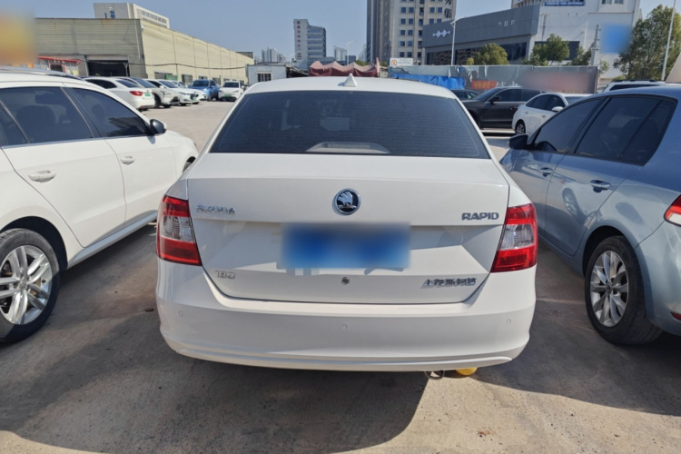 Skoda Rapid 2017 car image #6