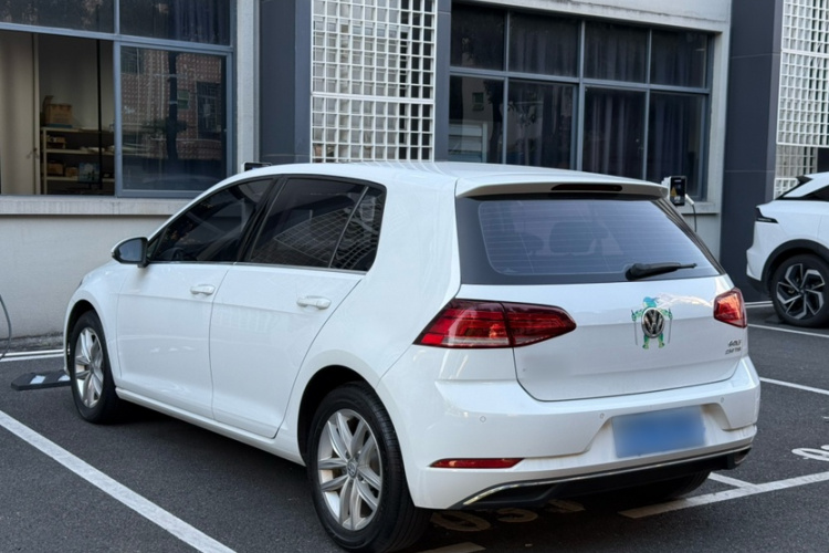 Volkswagen Golf 2018 car image #6