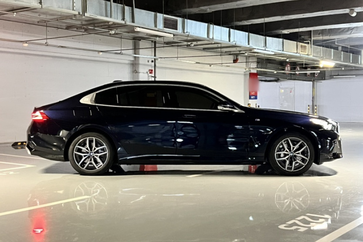 BMW i5 2025 car image #6