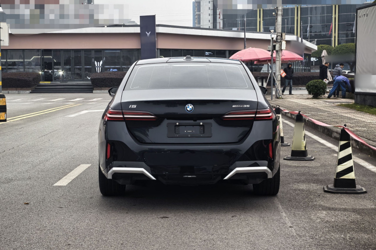 BMW i5 2024 car image #6
