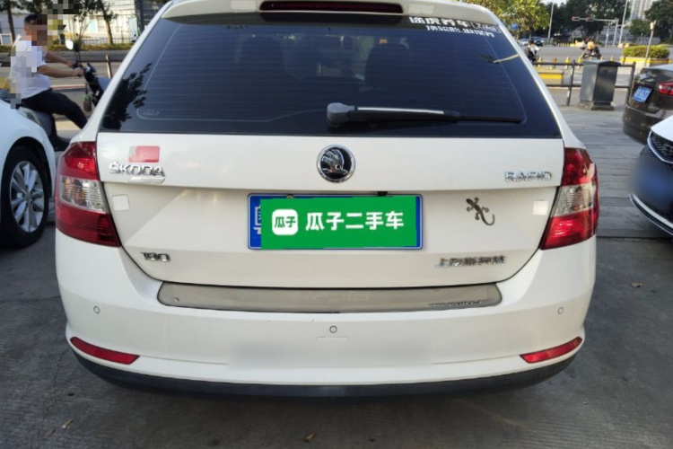 Skoda Rapid Spaceback 2017 car image #6