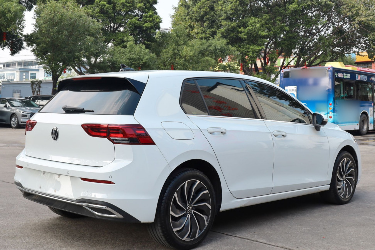 Volkswagen Golf 2023 car image #6