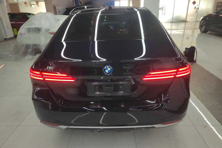 BMW i5 2024 car image #6