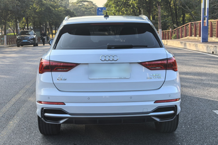 Audi Q3 2019 car image #6