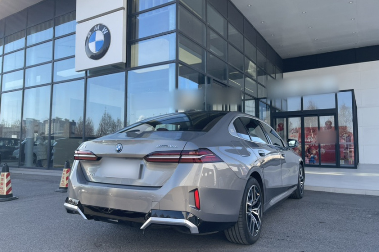 BMW i5 2025 car image #6