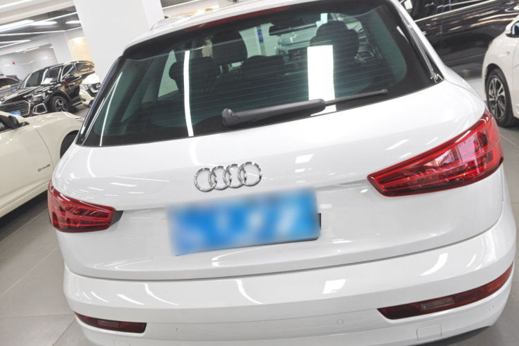 Audi Q3 2017 car image #6