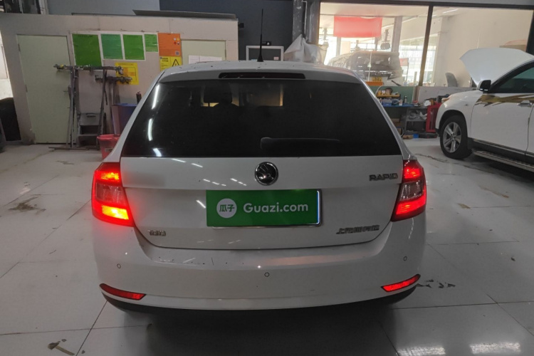 Skoda Rapid Spaceback 2016 car image #6