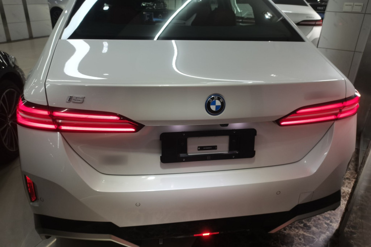 BMW i5 2025 car image #6