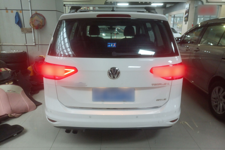 Volkswagen Touran 2018 car image #6