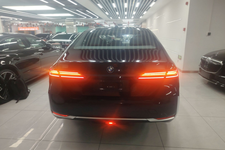 BMW i5 2025 car image #6